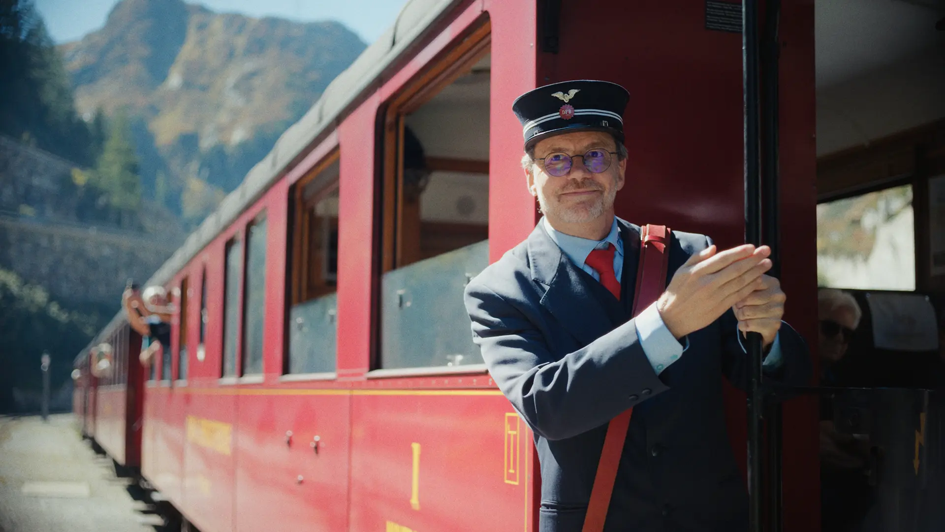 DFB Schaffner am Wagen