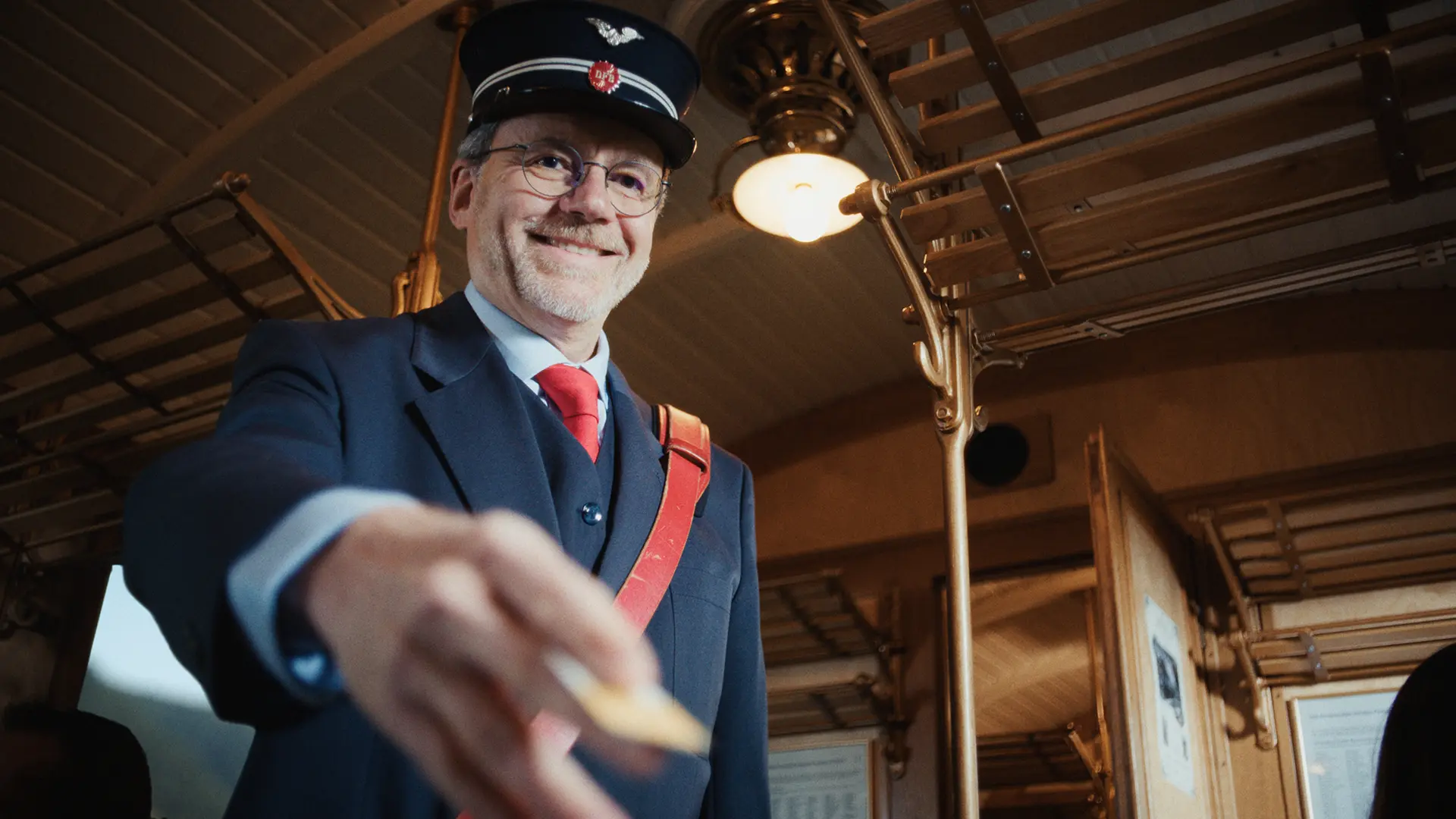 Schaffner kontrolliert ein Ticket