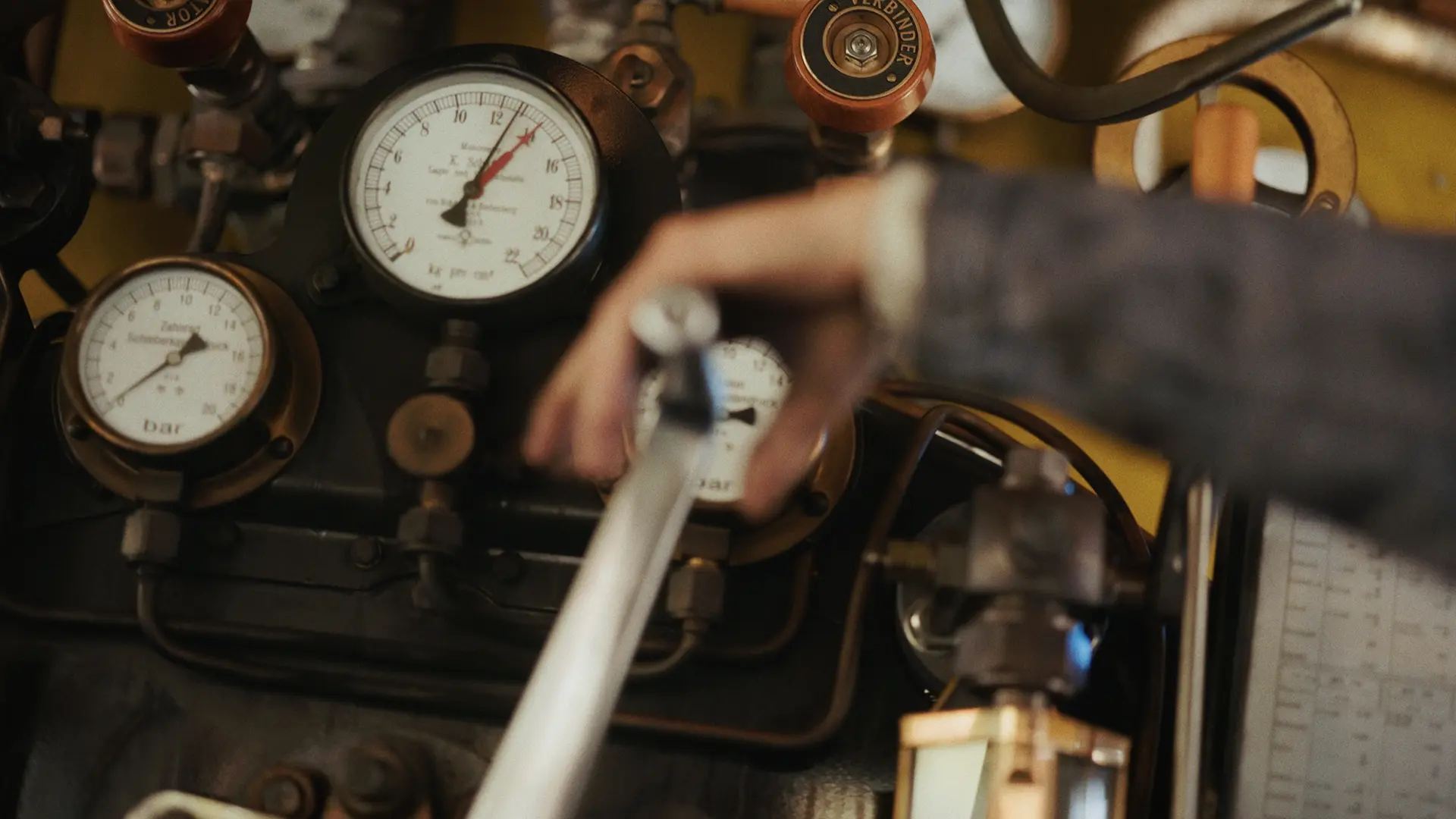 Manometer im Führerstand der Dampflok