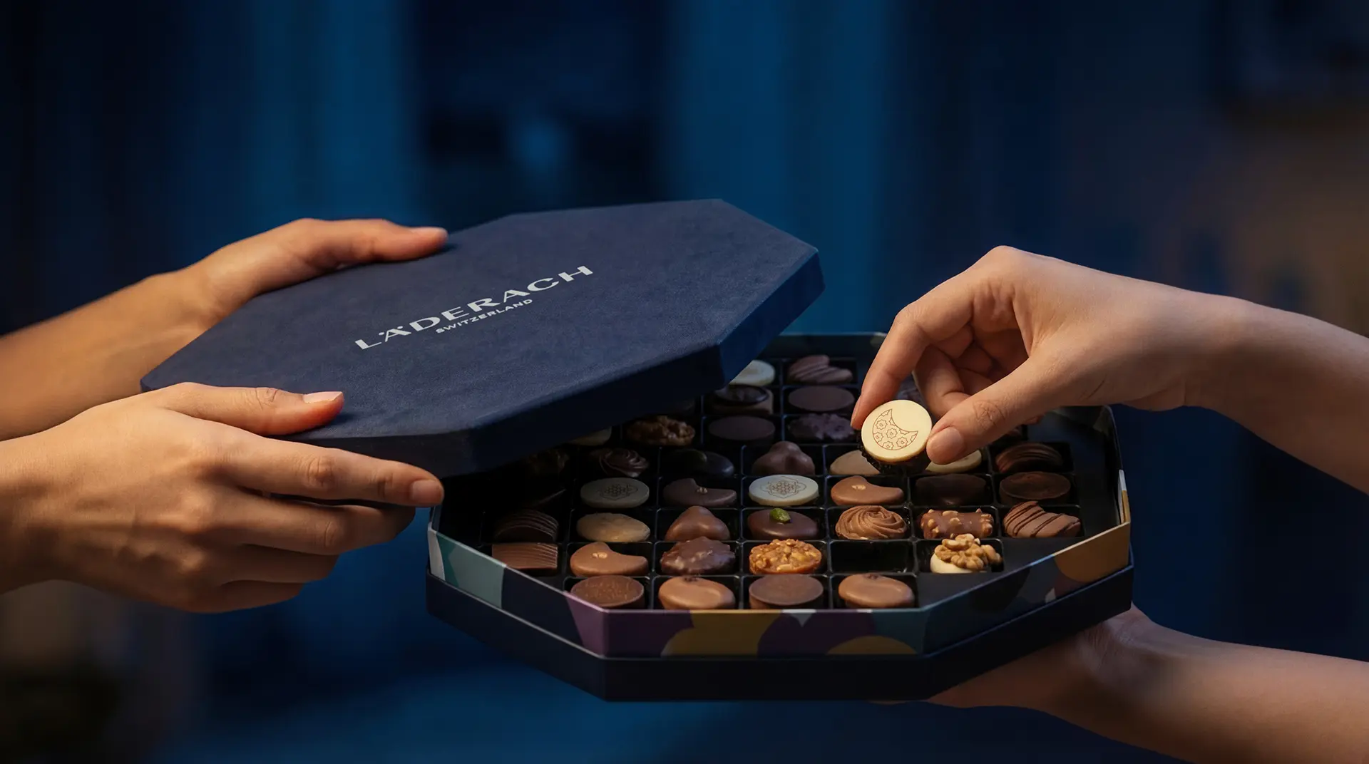 Velvet Octagon Box wird geöffnet