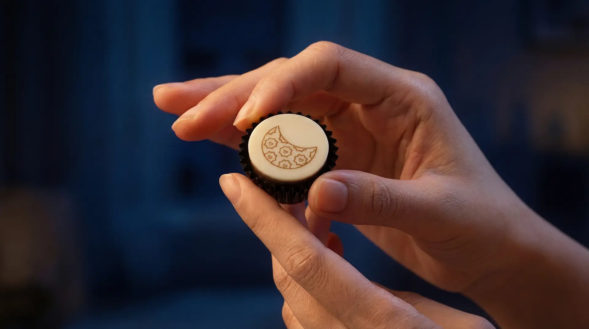 Läderach Praline mit Ramadan-Mond-Motiv
