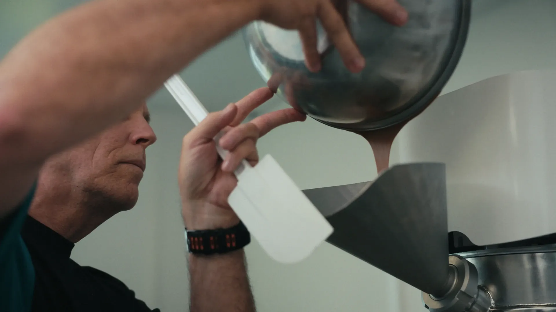 Riga26 Imagefilm – Chocolatier bei der Arbeit mit Schoggi-Masse