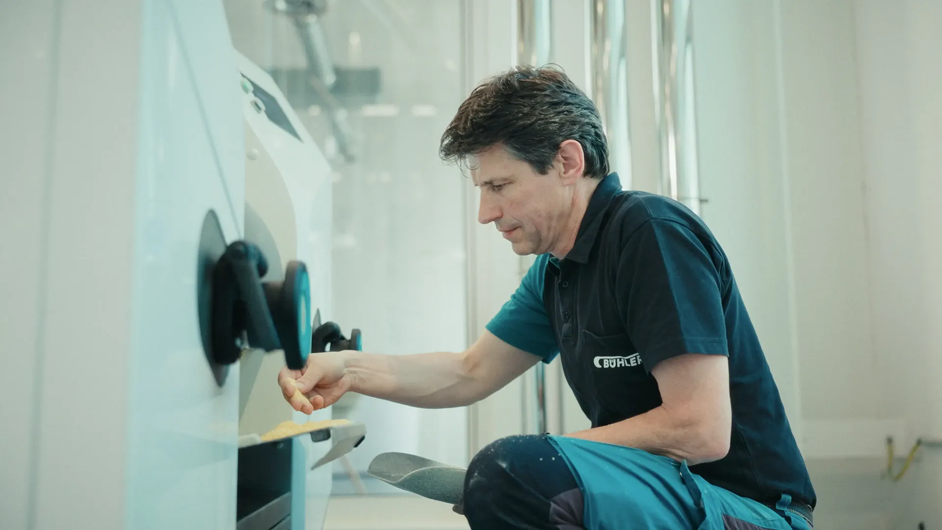 Riga26 Imagefilm – Bühler-Mitarbeiter an Produktionsanlage