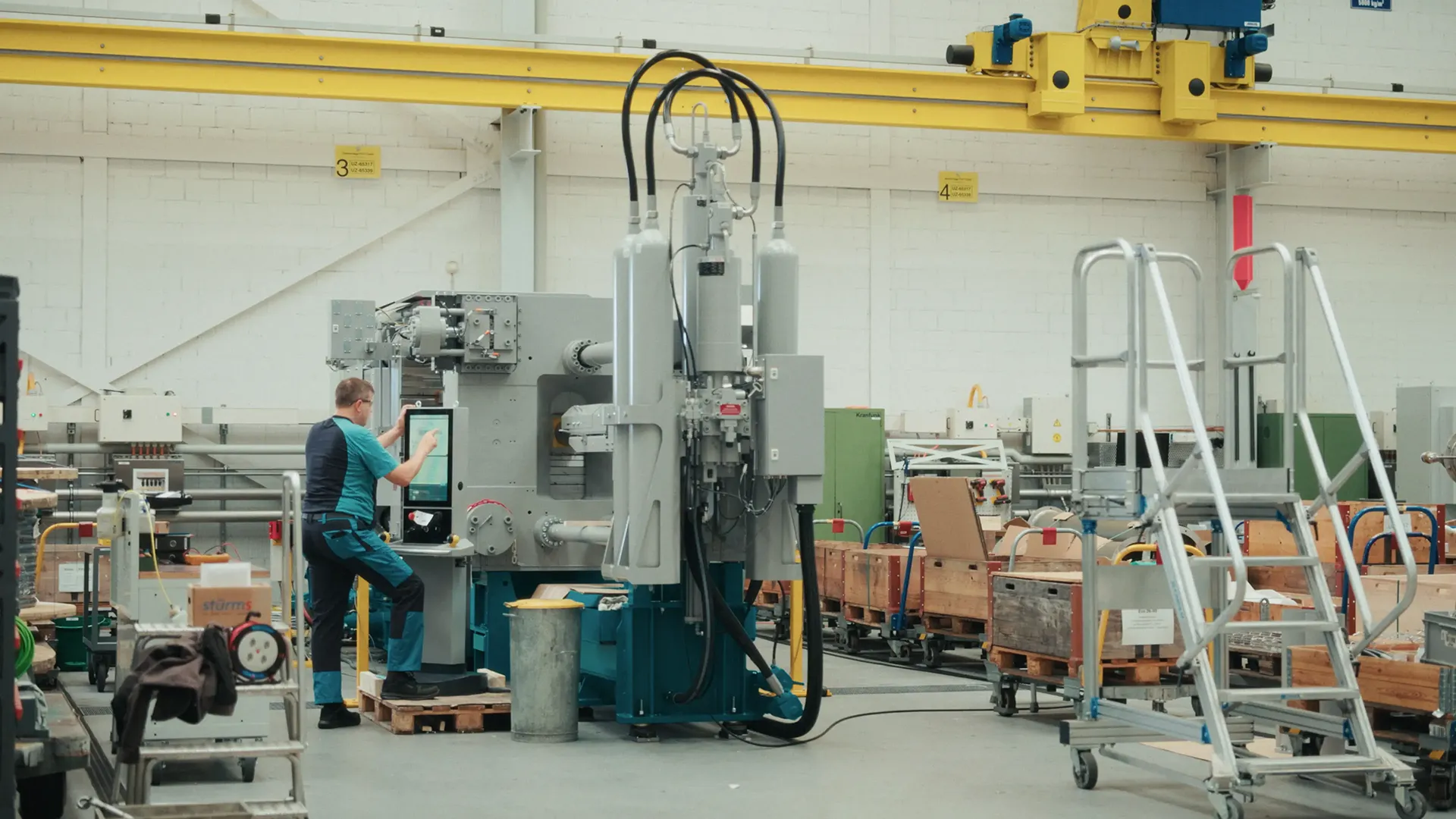 Riga26 Imagefilm – Industriehalle mit Bediener an Maschine