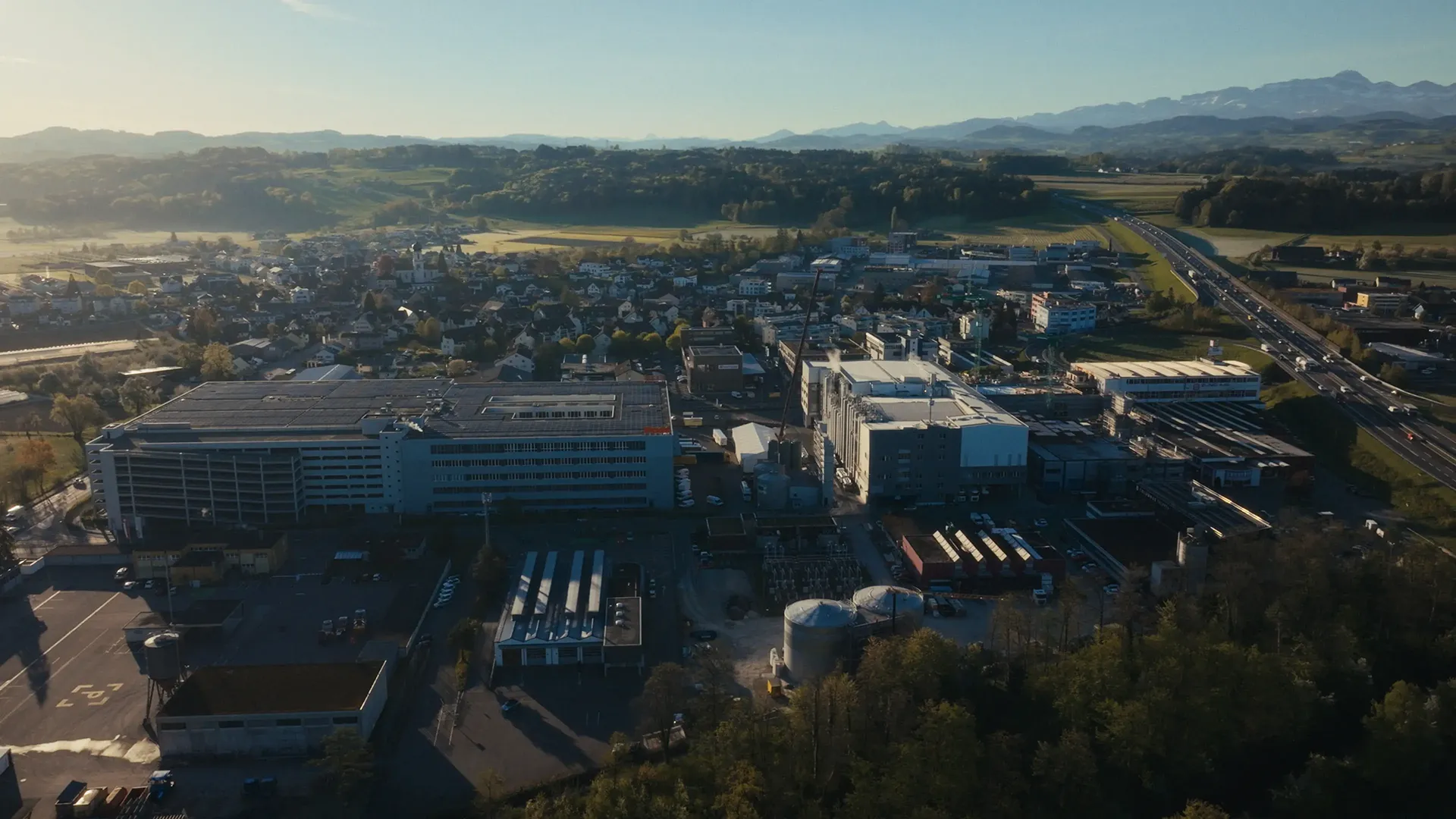 Riga26 Imagefilm – Luftaufnahme Uzwil mit Alpenpanorama